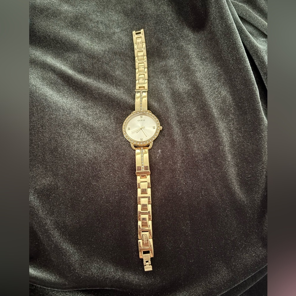 Guess Gold-Tone Crystal Analog Watch. Style #: 14061383 - Picture 4 of 5